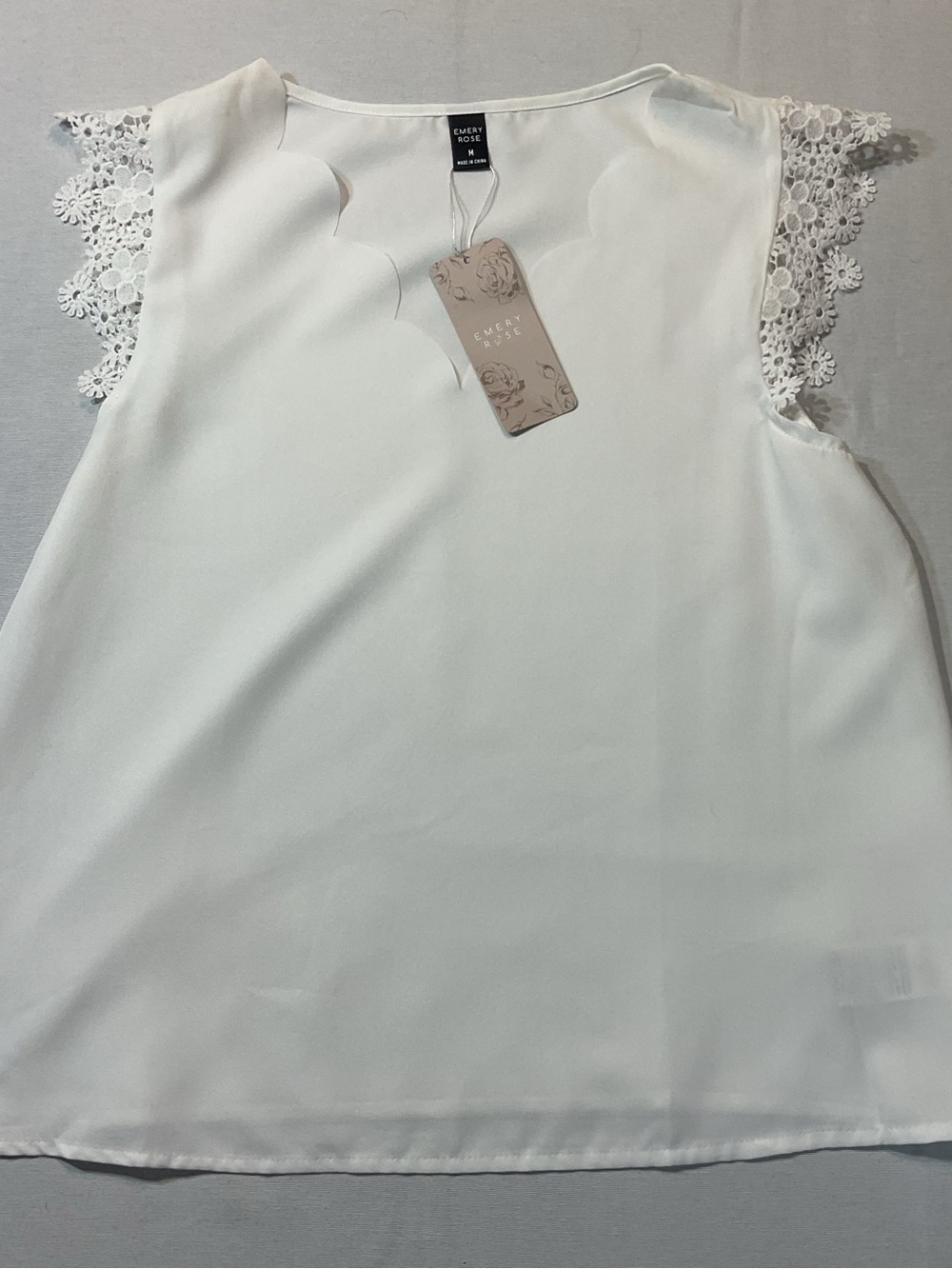 Emery Rose NWT White Blouse with Lace Cap Sleeves Size M, Scalloped Trim